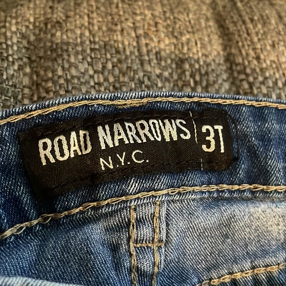 Trendy distressed jeans with patches for toddler sz 3t great condition - Picture 3 of 3